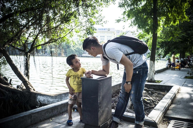 Đỗ Duy Vị trong một lần tiếp cận trẻ em đường phố ở bờ hồ Hoàn Kiếm, Hà Nội - Ảnh: NVCC