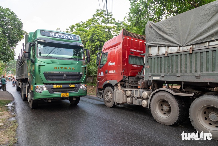 Xe nhập khẩu than từ Lào về Quảng Trị gặp trở ngại khi cầu treo Đakrông giới hạn tải trọng, không đồng bộ với tải trọng đường Hồ Chí Minh nhánh tây - Ảnh: HOÀNG TÁO