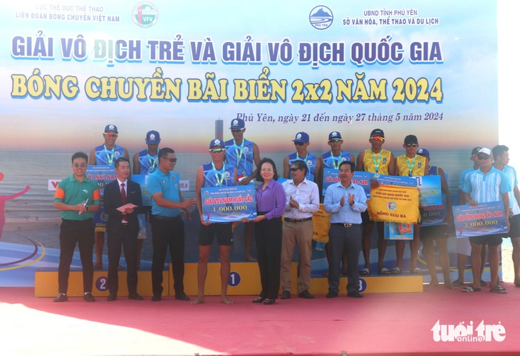 Ban tổ chức trao giải cho đội giành huy chương ở nội dung đôi nam - Ảnh: NGUYỄN HOÀNG