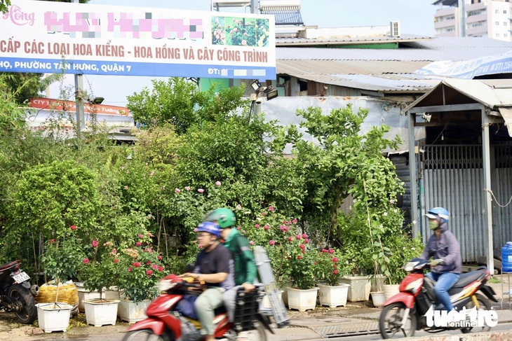 Sau phản ánh, vỉa hè đường Nguyễn Hữu Thọ tiếp tục bị lấn chiếm- Ảnh 6.