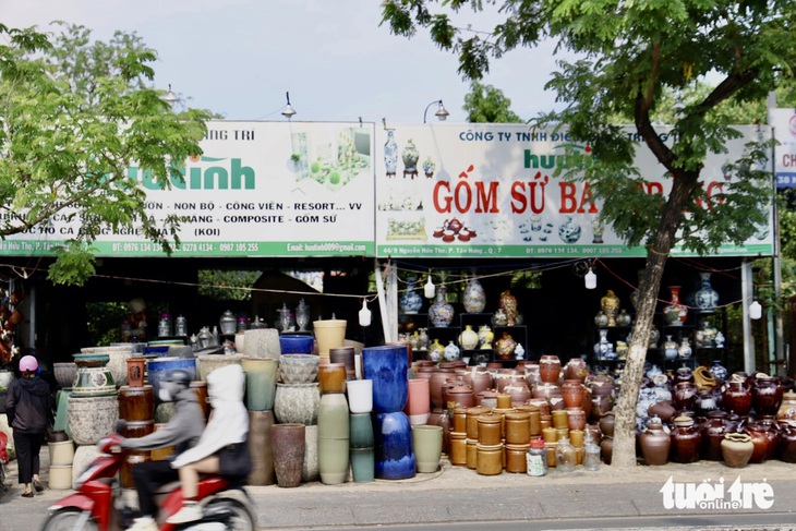 Sau phản ánh, vỉa hè đường Nguyễn Hữu Thọ tiếp tục bị lấn chiếm- Ảnh 9.