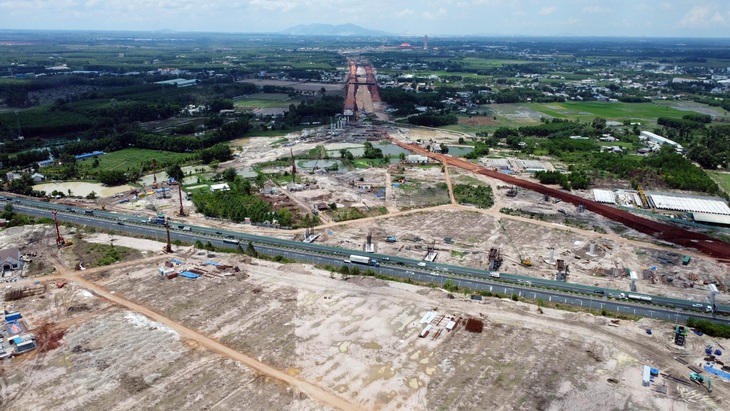 Nhà thầu thi công một đoạn cao tốc Biên Hòa - Vũng Tàu đoạn qua huyện Long Thành (Đồng Nai) sau khi được bàn giao mặt bằng. Tuy nhiên, do mặt bằng còn hạn chế nên khó triển khai đồng bộ - Ảnh: A LỘC