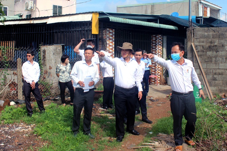 Lãnh đạo TP Biên Hòa (tỉnh Đồng Nai) kiểm tra công tác giải phóng mặt bằng dự án cao tốc Biên Hòa - Vũng Tàu đoạn qua phường Phước Tân - Ảnh: AN BÌNH