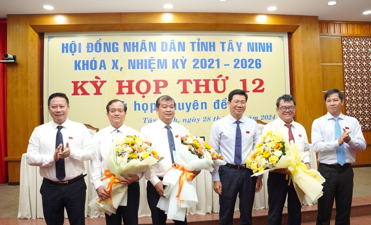 Ông Nguyễn Hồng Thanh (thứ 2 từ trái qua) được bầu làm phó chủ tịch UBND tỉnh Tây Ninh - Ảnh: PHƯƠNG THÚY