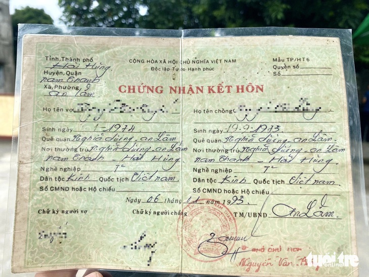 Chứng nhận kết hôn của ông N.V.L. với vợ lập ngày 6-11-1993, phần thông tin 