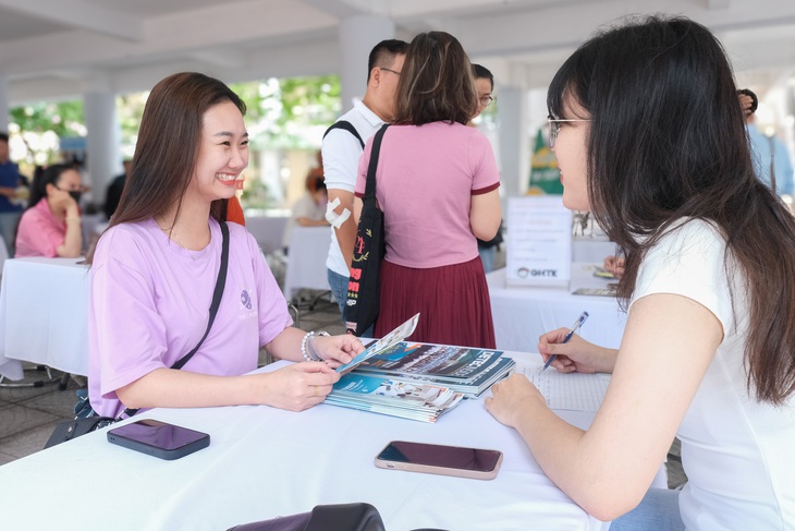 Bạn trẻ được tư vấn, giới thiệu việc làm trong phiên giao dịch việc làm do Sở Lao động - Thương binh và Xã hội Hà Nội tổ chức - Ảnh: HÀ QUÂN