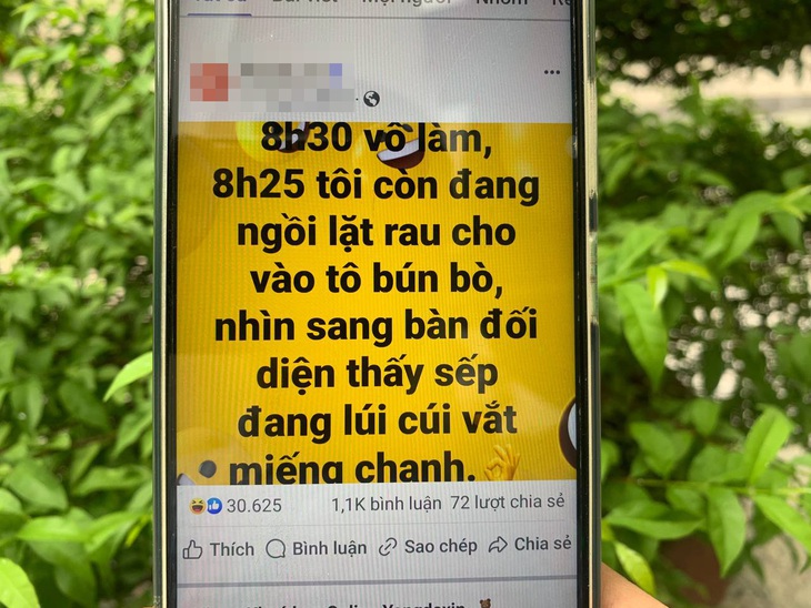 Nhiều nhân viên văn phòng bật cười, nhưng cũng thấy “nhột” khi lướt trúng ảnh chế này - Ảnh: MÂY TRẮNG