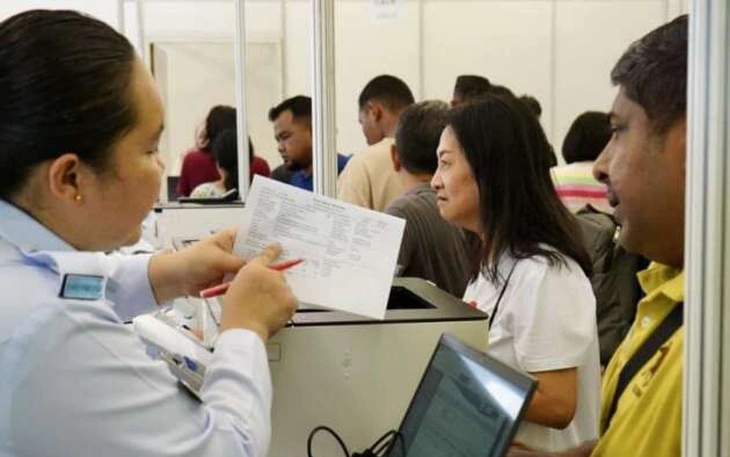 Dân chúng Malaysia than giá cả tăng, Thủ tướng Anwar Ibrahim phát 600.000 đồng/người - Ảnh 2.