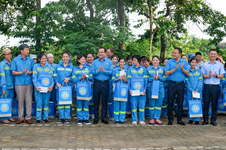 Chủ tịch Tổng liên đoàn Lao động Việt Nam Nguyễn Đình Khang và Chủ tịch Liên đoàn Lao động TP Hà Nội Phạm Quang Thanh tặng quà công nhân môi trường thủ đô nhân Tháng Công nhân năm 2024 - Ảnh: HÀ QUÂN