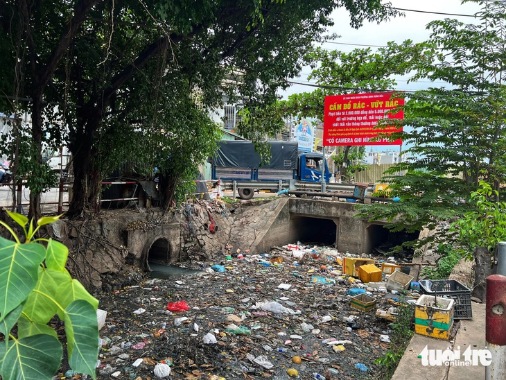 Mặc biển cấm đổ - vứt rác, đoạn cuối kênh 19-5 vào trưa 28-5 vẫn ngập tràn đủ loại rác - Ảnh: TRIỆU VÂN