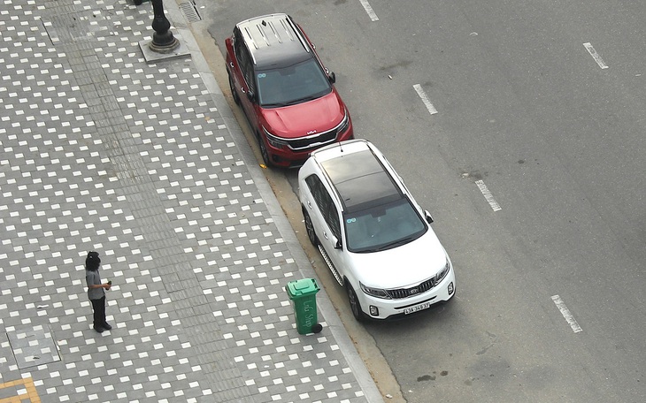 Vì sao vỉa hè mới cải tạo ở Đà Nẵng gập ghềnh, khó đi? - Ảnh 1.