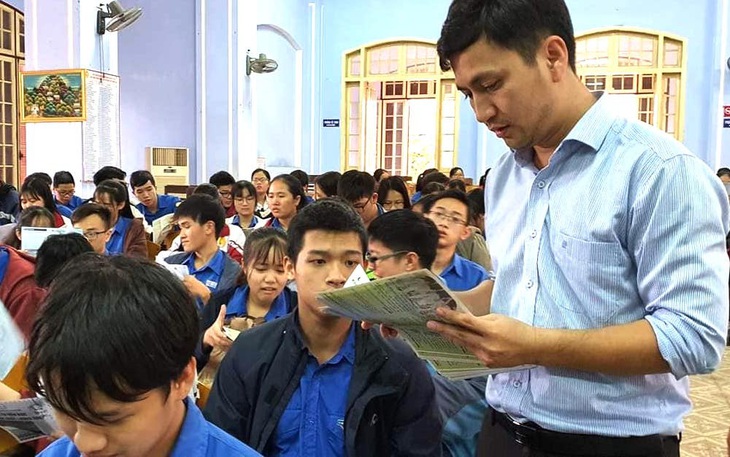 Ngoài đam mê nghiên cứu, nhà khoa học trẻ PGS.TS Đào Nguyên Khôi luôn nhiệt tình tham gia tư vấn hướng nghiệp cho học sinh - Ảnh: PHÙNG QUÁN