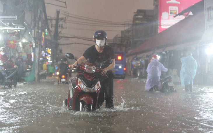 Thời tiết hôm nay 30-5: Miền Nam, miền Bắc mưa to; miền Trung nắng nóng gay gắt