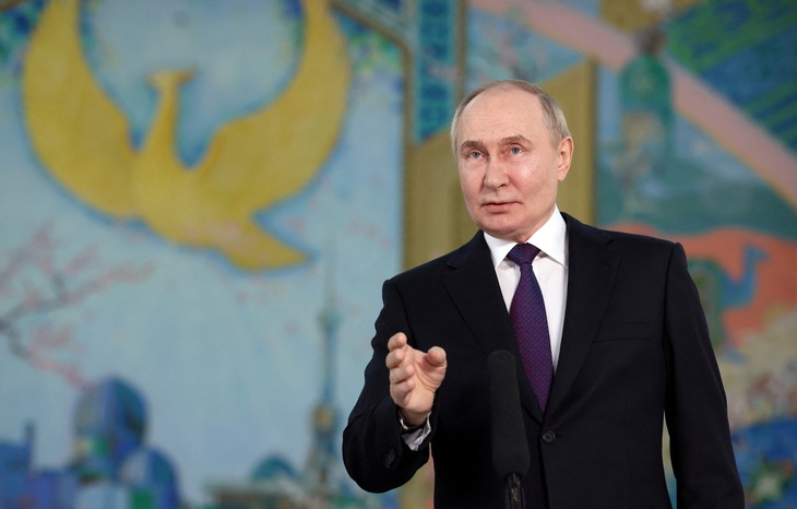 Tổng thống Nga Vladimir Putin họp báo tại Taskhent hôm 28-5 - Ảnh: REUTERS