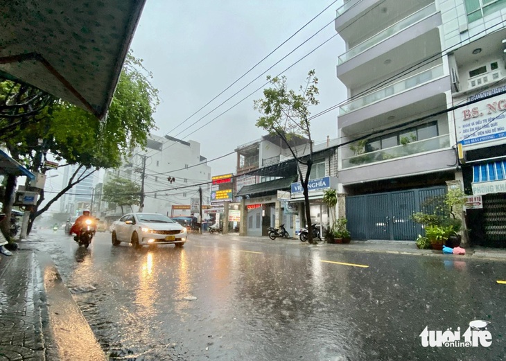 Mưa lớn cục bộ có kèm lốc, sét và gió giật mạnh có thể xuất hiện vào chiều tối tại nhiều nơi sau đợt nắng nóng lịch sử - Ảnh: TRƯỜNG TRUNG