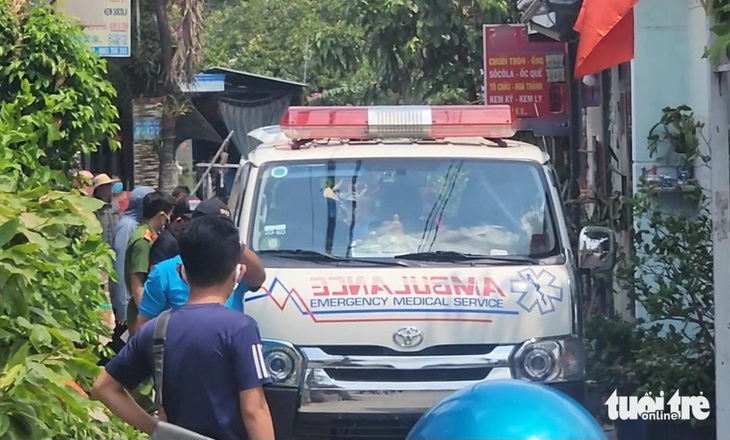 Điều tra vụ người đàn ông chết trong căn nhà khóa trái ở Hóc Môn- Ảnh 2. Xe đưa thi thể ông S. về nhà xác để phục vụ cho công tác khám nghiệm điều tra - Ảnh: NGỌC KHẢI
