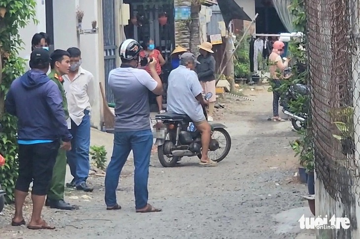 Điều tra vụ người đàn ông chết trong căn nhà khóa trái ở Hóc Môn- Ảnh 1. Lực lượng chức năng có mặt tại hẻm có căn nhà phát hiện vụ việc - Ảnh: NGỌC KHẢI