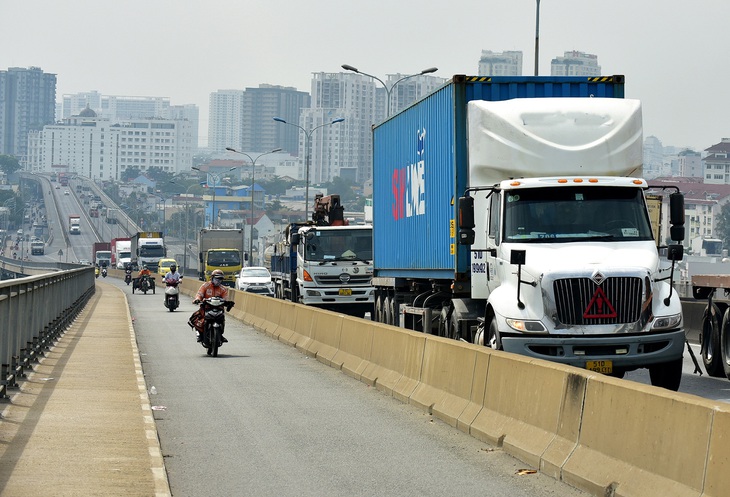 Giá xăng dầu tăng khiến chi phí vận chuyển bị đẩy lên cao, gây áp lực lên chỉ số giá tiêu dùng - Ảnh: T.T.D.