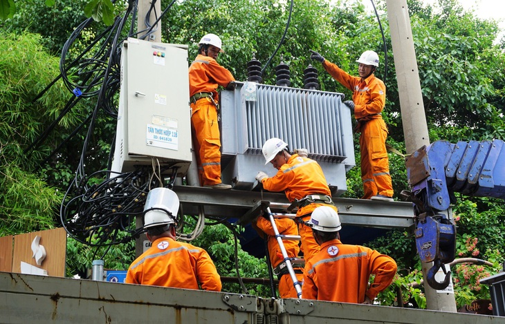 Do tiêu thụ điện tăng cao, nhiều người dân sẽ rơi vào bậc thang giá điện cao, từ bậc 4-5-6 - Ảnh: EVNHCMC