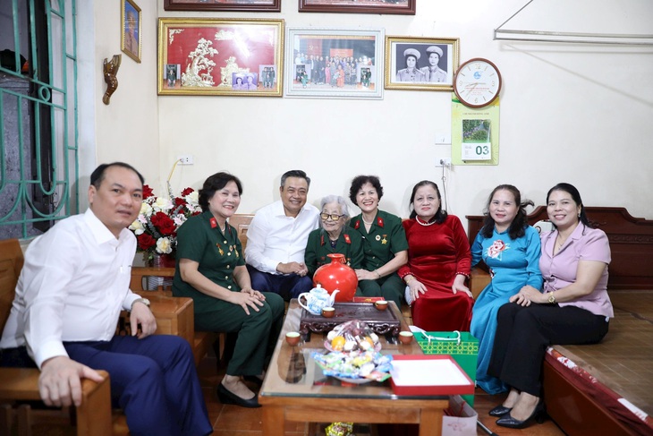 Chủ tịch Hà Nội thăm gia đình liệt sĩ khi chiến đấu ở sân bay Mường Thanh- Ảnh 1. Chủ tịch UBND TP Hà Nội đến thăm bà Nguyễn Thị Mai, người từng tham gia trực tiếp hỗ trợ chiến đấu tại chiến dịch Điện Biên Phủ 70 năm trước - Ảnh: UBND TP