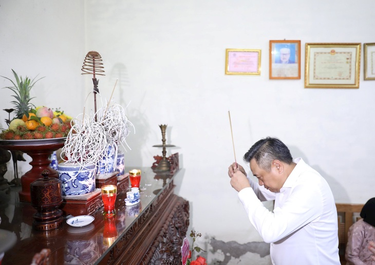 Chủ tịch Hà Nội thăm gia đình liệt sĩ khi chiến đấu ở sân bay Mường Thanh- Ảnh 2. Chủ tịch Hà Nội thắp hương tưởng nhớ liệt sĩ Nguyễn Văn Bắp - Ảnh: UBND TP Hà Nội