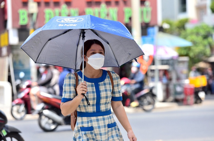 Những ngày nắng nóng, nhiều người đi từ ngoài về muốn vào ngay phòng máy lạnh 16 độ C - Ảnh: DUYÊN PHAN