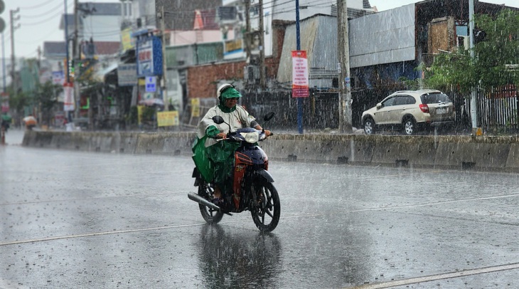 Mưa kèm dông, sét xuất hiện ở Nam Bộ từ chiều 3-5 và có xu hướng lan rộng - Ảnh minh họa: NGỌC KHẢI