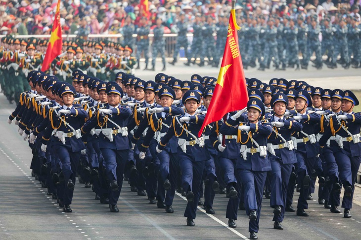 Biên đội trực thăng vũ trang treo cờ tung bay trên bầu trời Điện Biên- Ảnh 11.