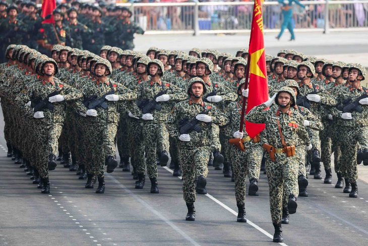 Biên đội trực thăng vũ trang treo cờ tung bay trên bầu trời Điện Biên- Ảnh 12.