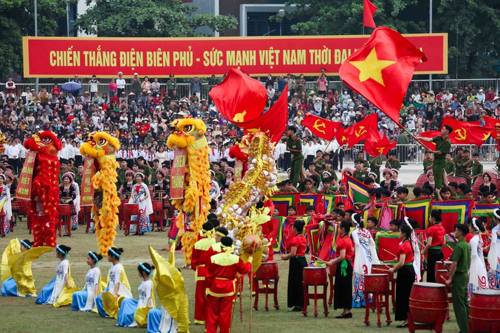 Biên đội trực thăng vũ trang treo cờ tung bay trên bầu trời Điện Biên- Ảnh 4.