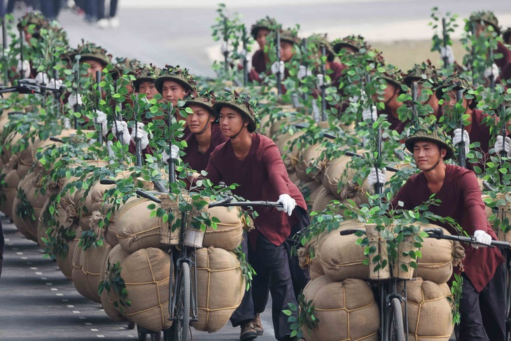 Biên đội trực thăng vũ trang treo cờ tung bay trên bầu trời Điện Biên- Ảnh 13.