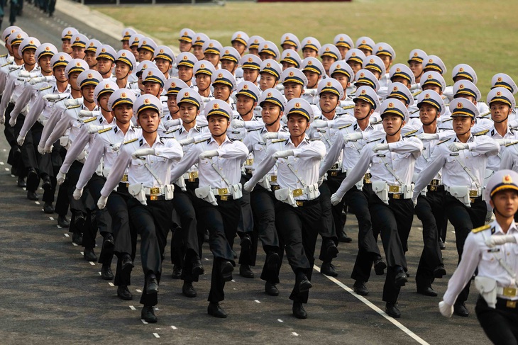 Biên đội trực thăng vũ trang treo cờ tung bay trên bầu trời Điện Biên- Ảnh 16.