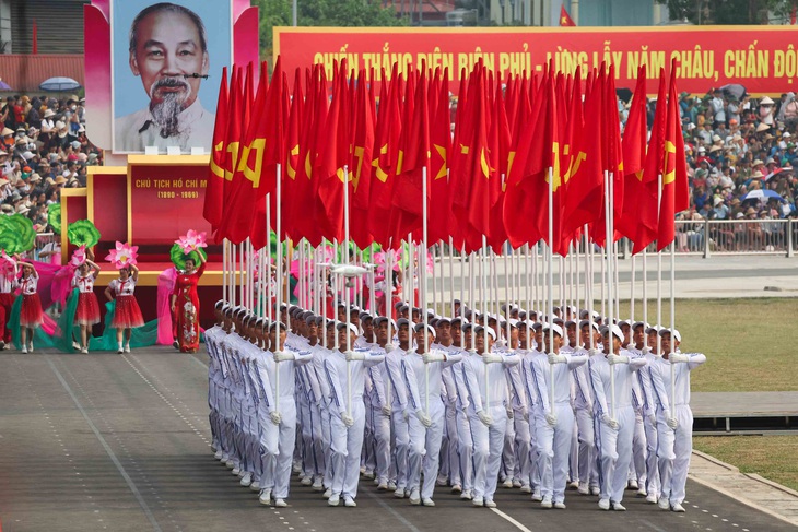 Biên đội trực thăng vũ trang treo cờ tung bay trên bầu trời Điện Biên- Ảnh 8.