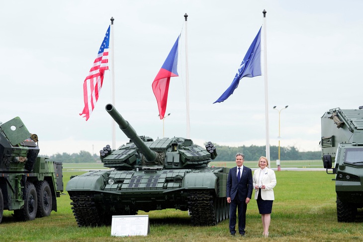 Ngoại trưởng Mỹ Antony Blinken có mặt tại CH Czech ngày 30-5, khi các nước NATO thảo luận việc hỗ trợ Ukraine - Ảnh: REUTERS