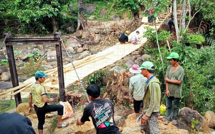 Vì sao cầu treo, trường học xã hội hóa bị đình chỉ xây dựng?