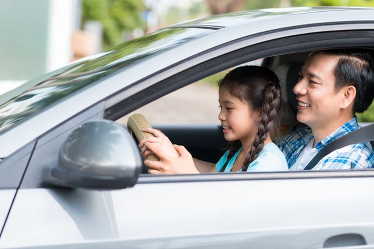 Dạy trẻ 3 cách thoát hiểm nếu bị bỏ quên trên xe ô tô