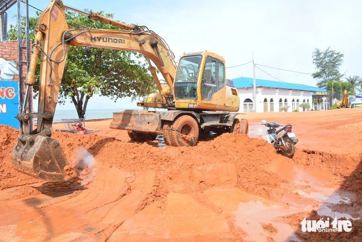 Vụ sạt lở cát đỏ tại dự án Sentosa Mũi Né lúc rạng sáng 21-5 gây ách tắc giao thông cục bộ và chôn lấp nhiều tài sản của người dân - Ảnh: ĐỨC TRONG