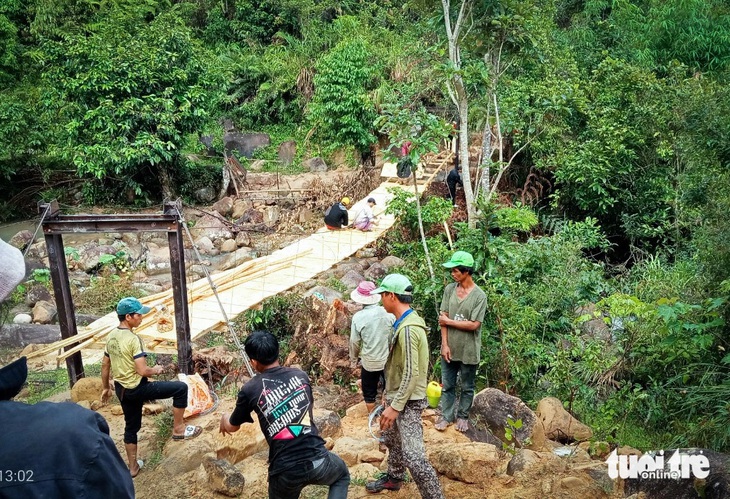 Công trình cầu treo qua suối Nước Tối đang xây dựng từ nguồn vận động xã hội hóa - Ảnh: N.L. 