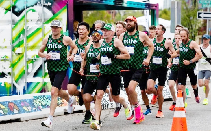 Nữ runner được mời rượu đến say mèm ở Marathon New York - Ảnh 5.