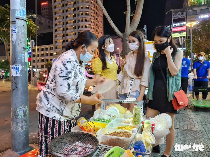 Để tiết kiệm, việc hạn chế tối đa các cuộc hẹn bên ngoài là cần thiết - Ảnh minh họa: TRIỆU VÂN