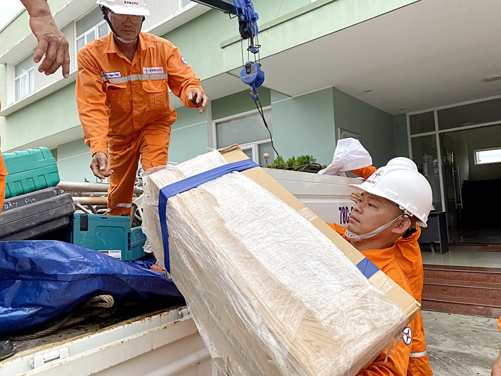 Các kỹ sư và công nhân Điện lực miền Trung xuất quân ra Bắc hỗ trợ thi công đường dây 500kV - Ảnh: H.TH.