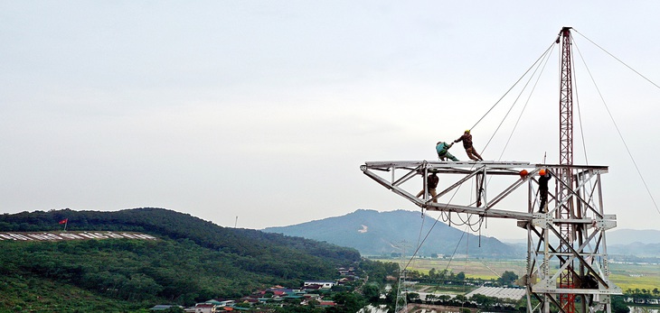 Công nhân đang cấp tốc thi công tuyến đường dây 500 kV mạch 3 Quảng Trạch - Phố Nối - Ảnh: THÀNH VINH