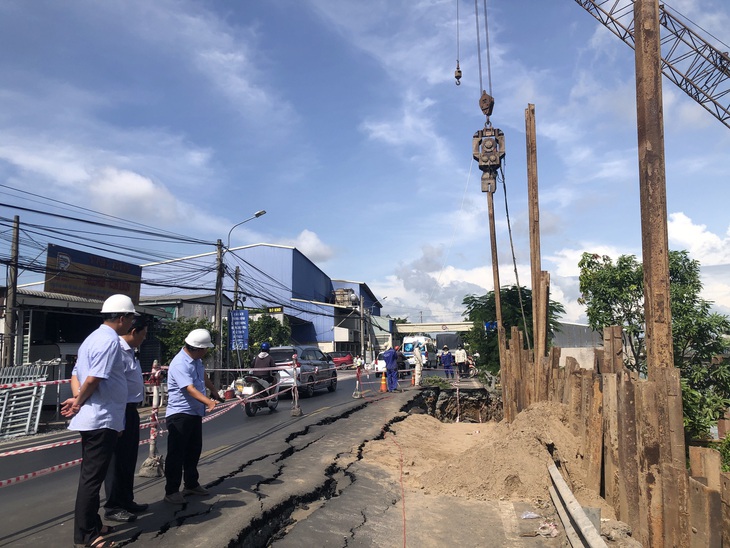 Phương tiện di chuyển tạm vào tuyến tránh Long Xuyên để né sạt lở trên quốc lộ 80 - Ảnh: N.C.