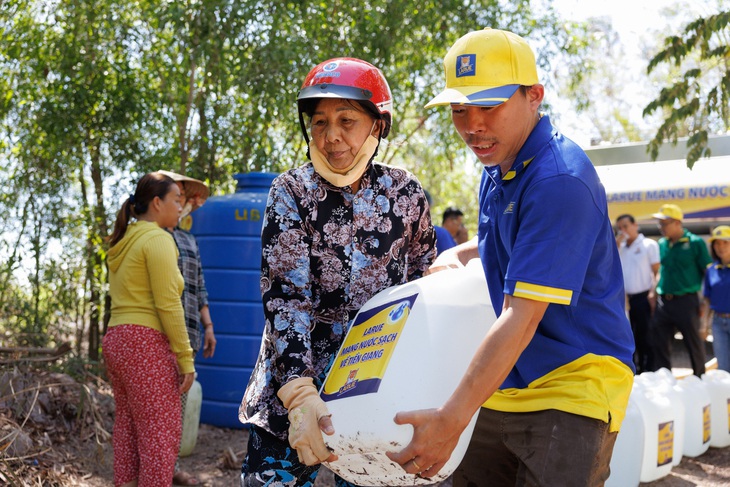 Nhân viên bia Larue hỗ trợ người dân các xã khó khăn nhận nước sạch