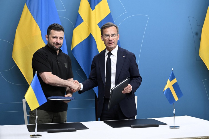 Thủ tướng Thụy Điển Ulf Kristersson và Tổng thống Ukraine Volodymyr Zelensky ký thỏa thuận an ninh song phương ở Stockholm, Thụy Điển, ngày 31-5 - Ảnh: REUTERS