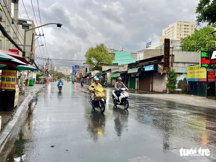 Mưa dông tại đường Ung Văn Khiêm, quận Bình Thạnh lúc 5h45 sáng - Ảnh: CHÂU TUẤN