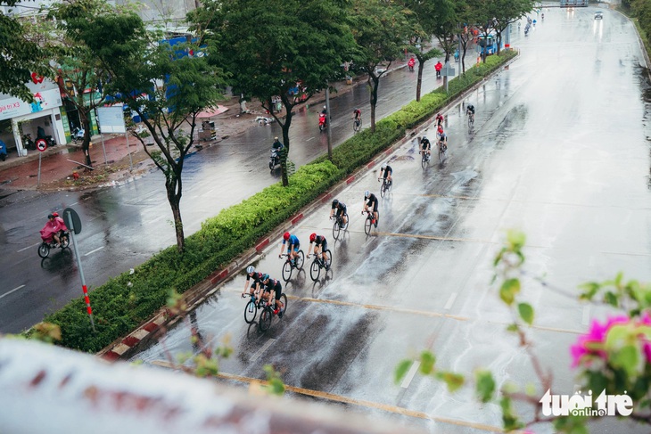 Dù trời mưa trơn trượt, cua rơ phong trào vẫn chạy "vèo vèo" vào làn xe ô tô trên đường Điện Biên Phủ (quận Bình Thạnh) lúc 5h30 sáng 4-5 - Ảnh: THANH HIỆP