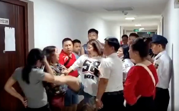 Nhóm người lao vào nhà hành hung người dân dã man ngay giữa thủ đô vì tranh chấp đất đai - Ảnh 3.