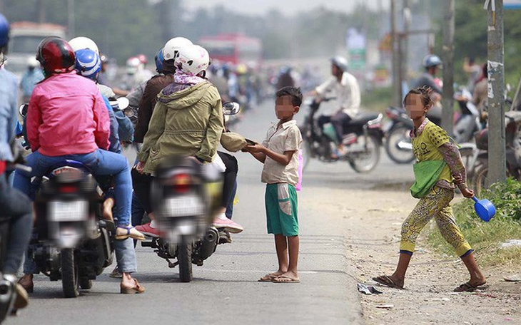 Xin ăn kiếm được nhiều hơn đi làm, người lớn càng đẩy trẻ ra đường bất chấp