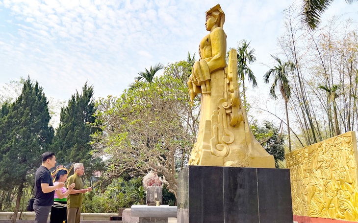 Hoa đã nở trên những hố bom Điện Biên